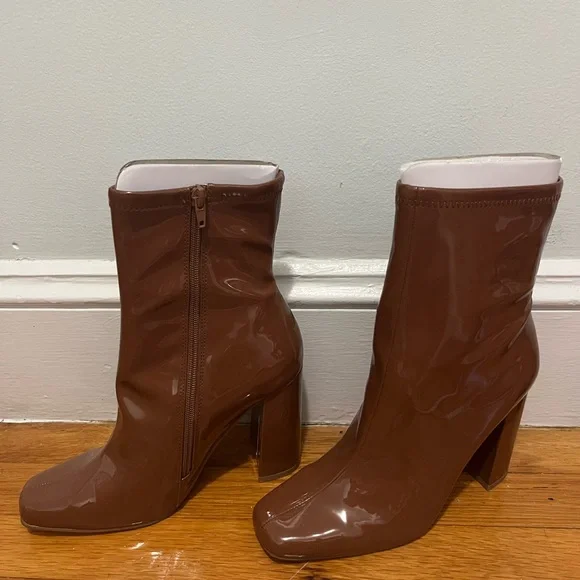 NWOT Steve Madden Brown Heeled Boots - Picture 4 of 4